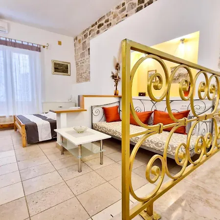 Jackie's Little Stone House Апартаменты