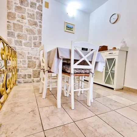 Jackie's Little Stone House Апартаменты Сплит